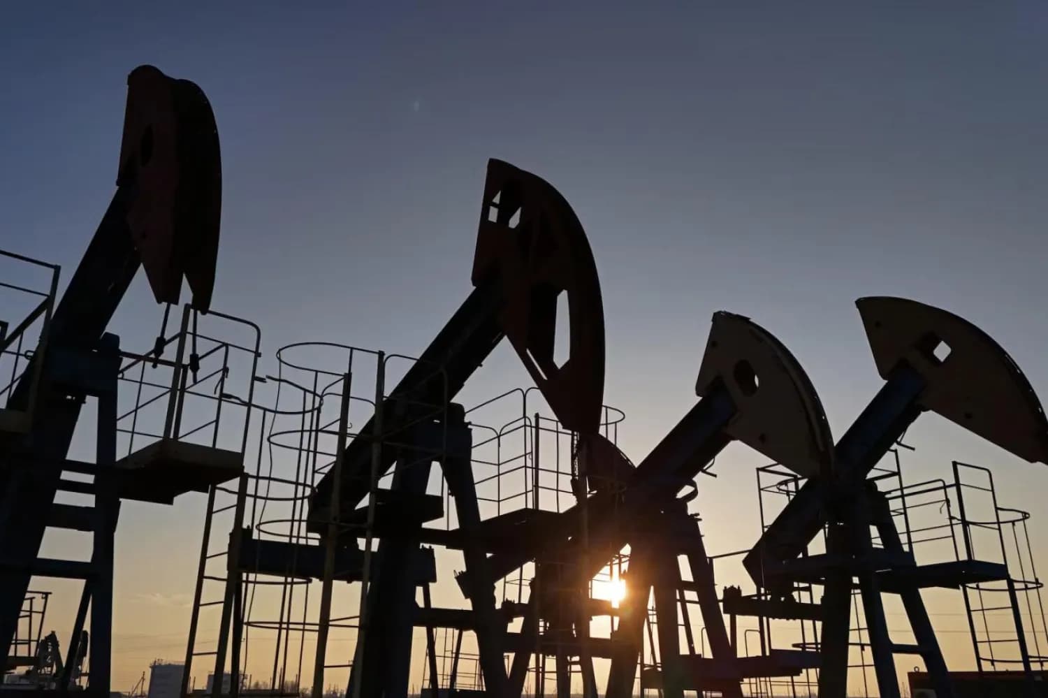 Petrol fiyatları 1 doların üzerinde geriledi: Brent 104,47 dolara düştü