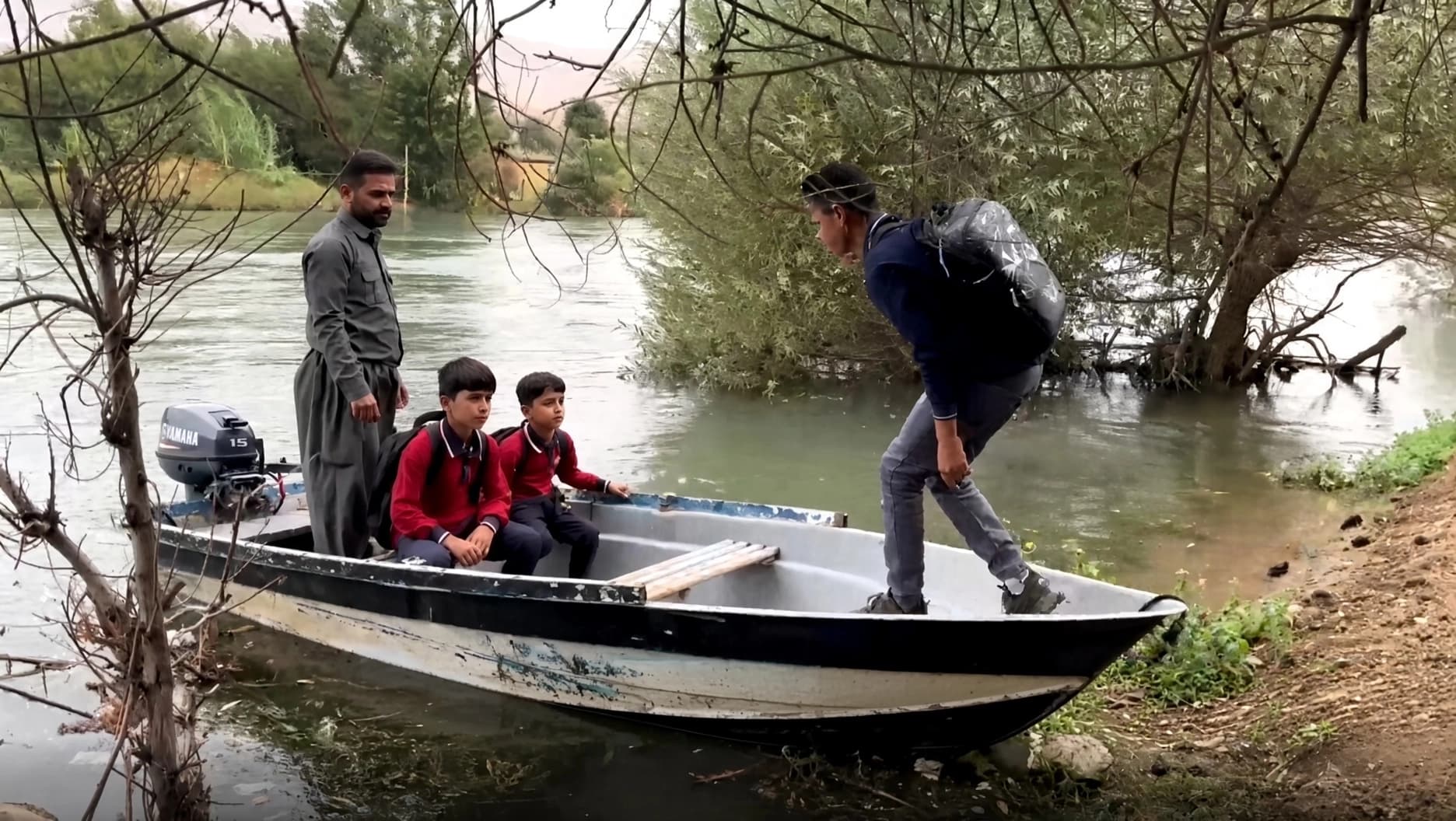 SÜLEYMANİYE - Öğrenciler okula kayık ve sallarla gidiyor
