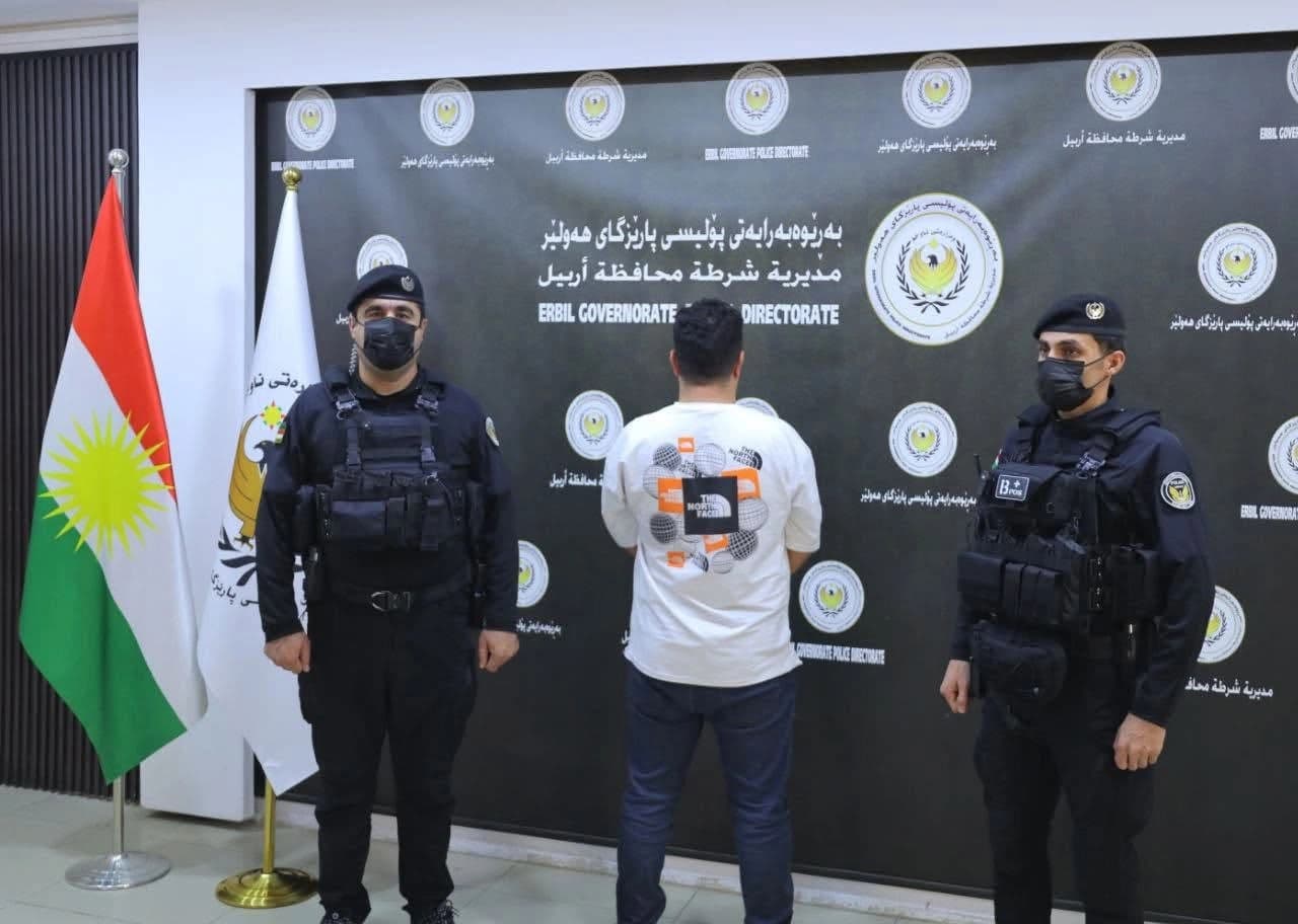 پۆلیسی هەولێر: ئەو پارێزەرەی لەنێو دادگە دەمانچەی دەرهێنا، دەستگیرکرا