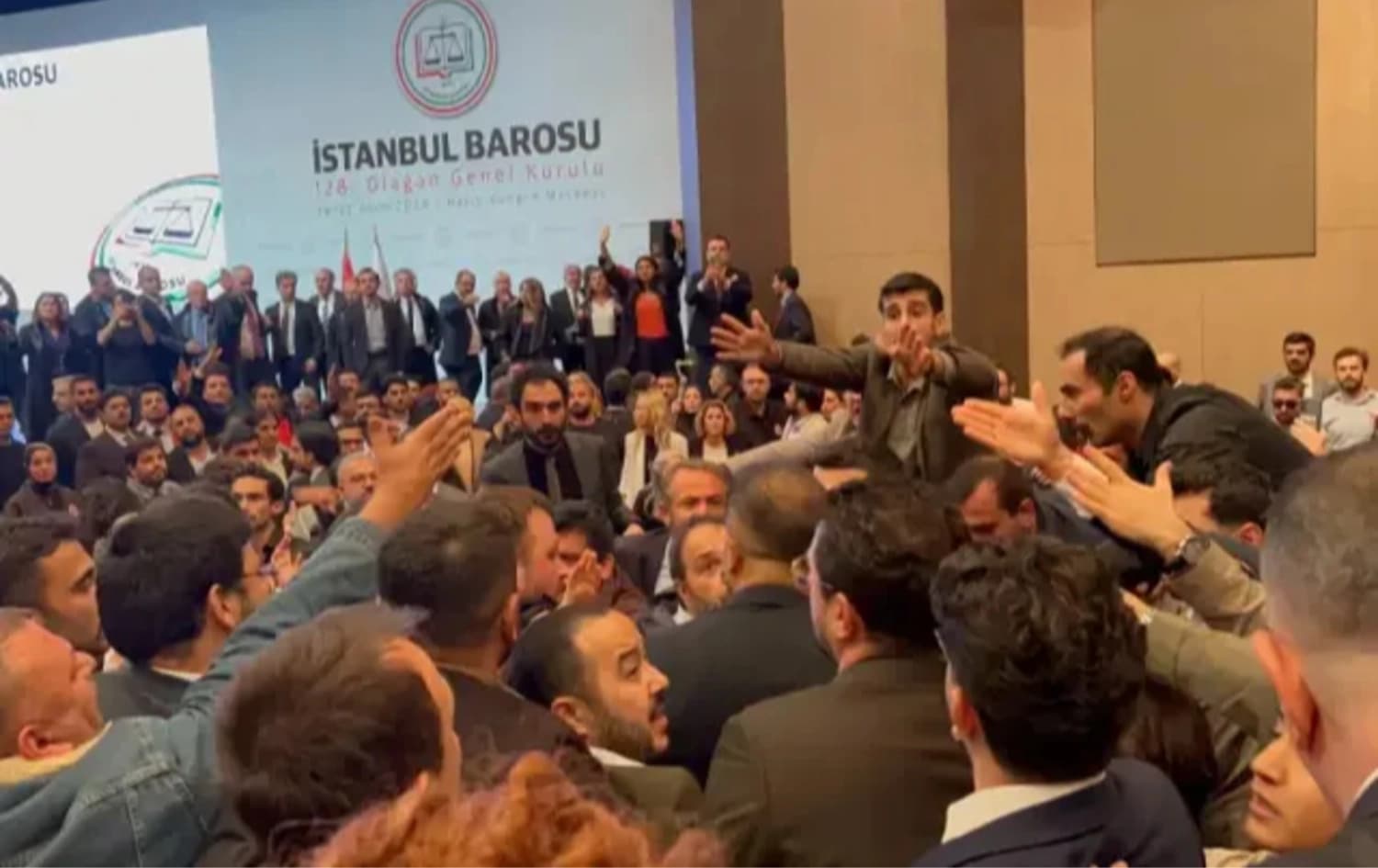 گرژی لە کۆنفرانسی سەندیکای پارێزەرانی ئیستەنبووڵ دروستبوو
