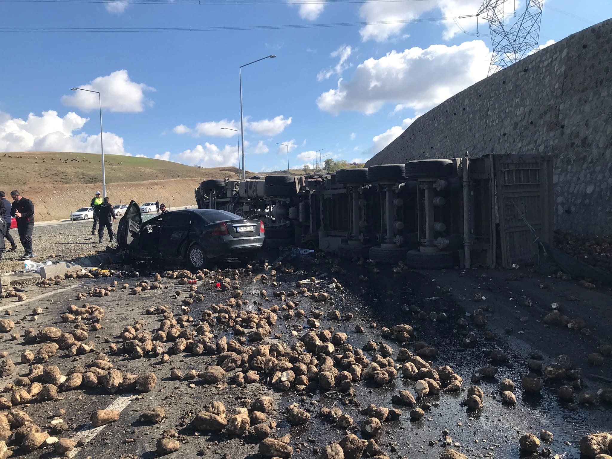 Ağrı’da tır ile otomobil çarpıştı: 4 ölü, 1 yaralı