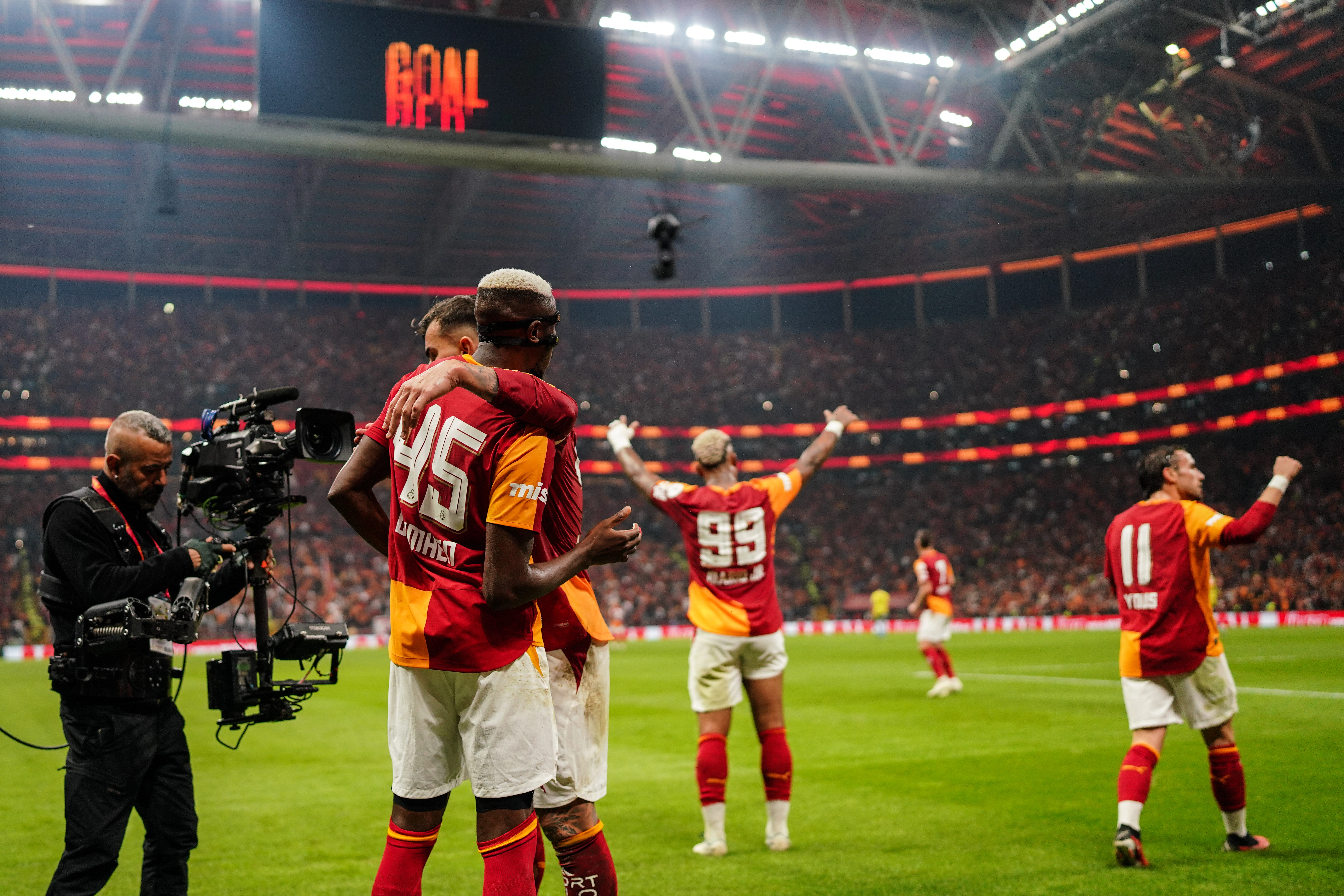 Galatasaray, Fenerbahçe'yi 2-1 yenerek liderliğini sürdürdü