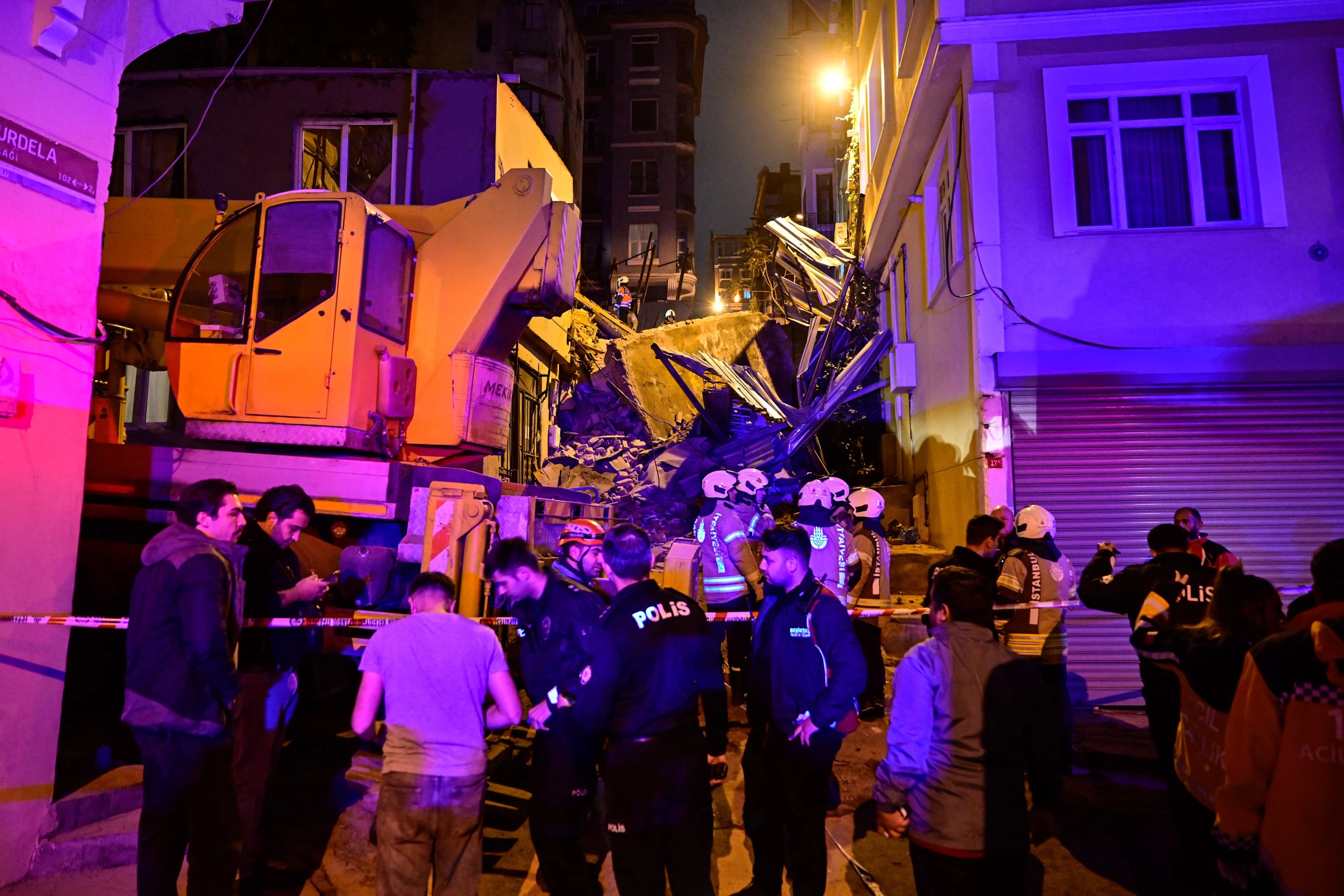 İSTANBUL - Beyoğlu’nda 4 katlı bina çöktü: Arama çalışmaları sürüyor