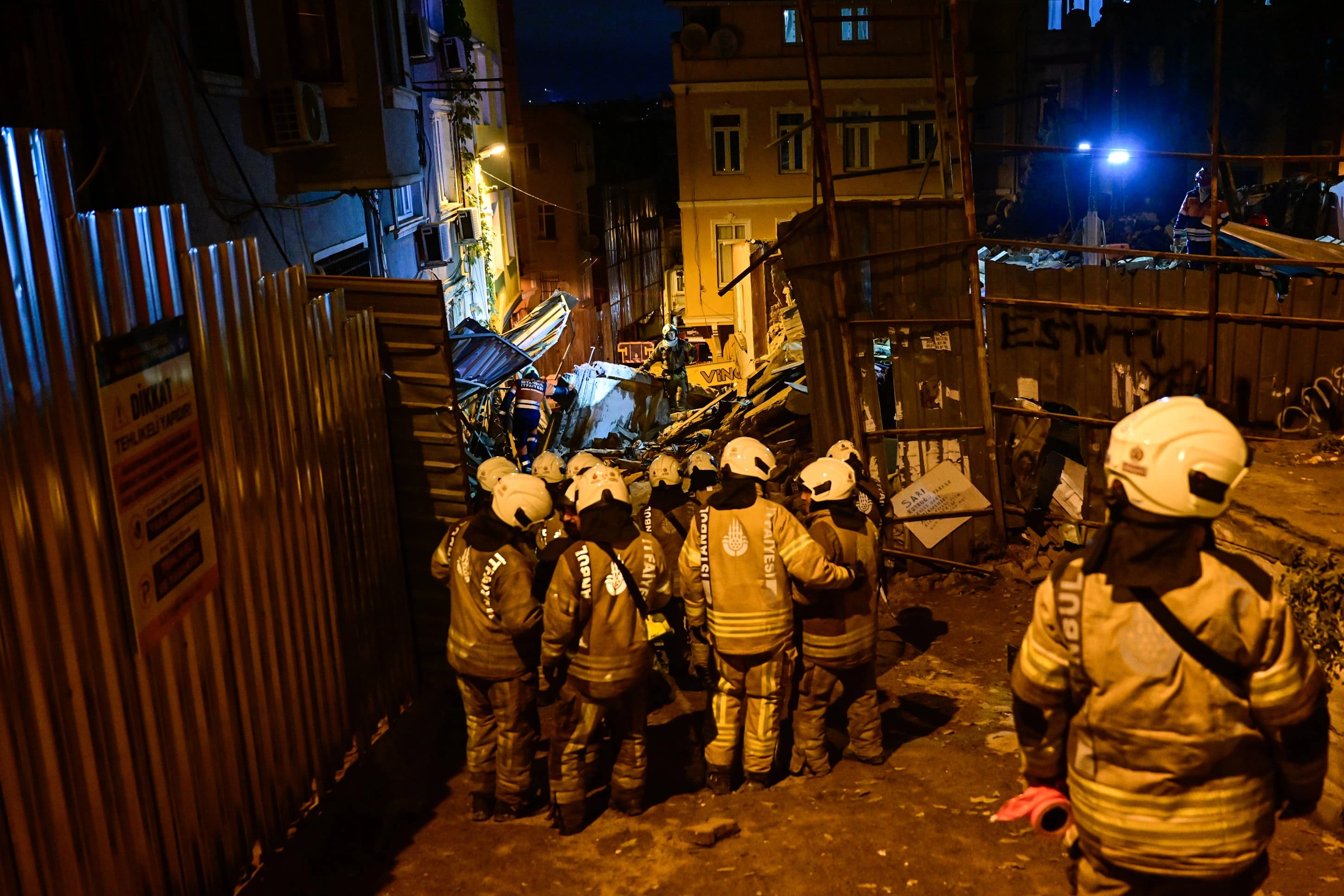 Li Stenbolê avahiyeke 4 qatî hilweşiya