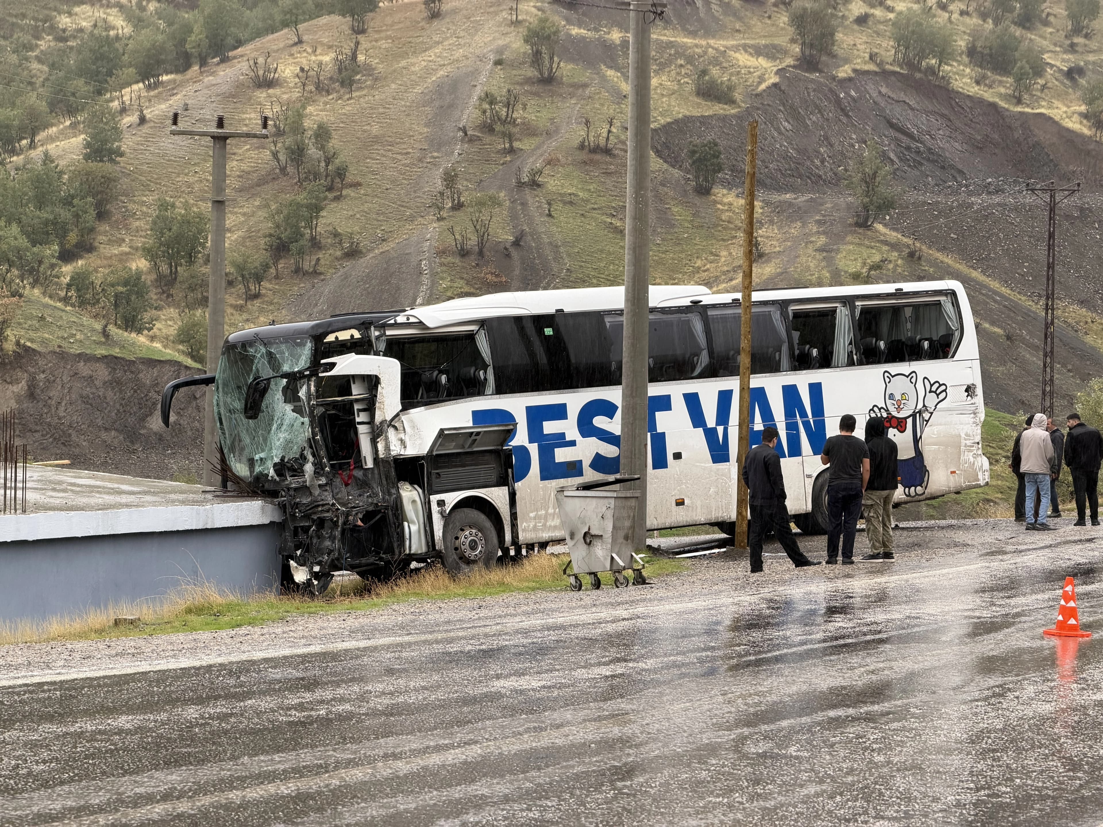 Şırnak’ta yolcu otobüsü tırla çarpıştı: 1 ölü, 14 yaralı