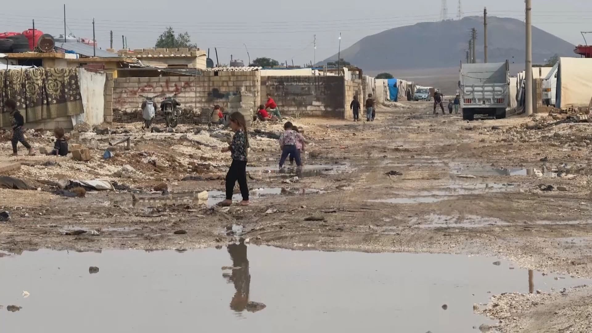 Koçberên Serê Kaniyê li benda vegerê bûn lê lehiyê rewşa wan dijwartir kir