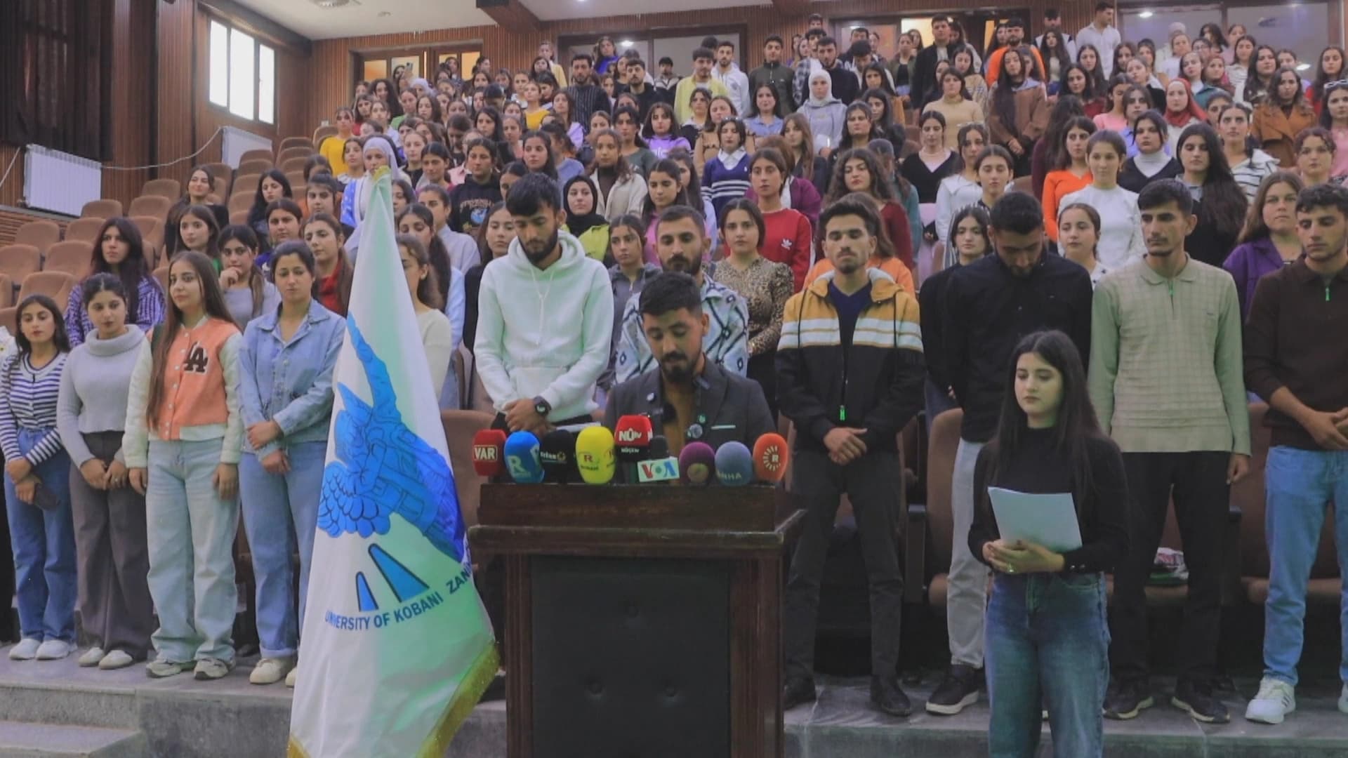 Xwendekar û mamosteyên Zanîngeha Kobaniyê li dijî biryara Şamê rabûn ser pêyan