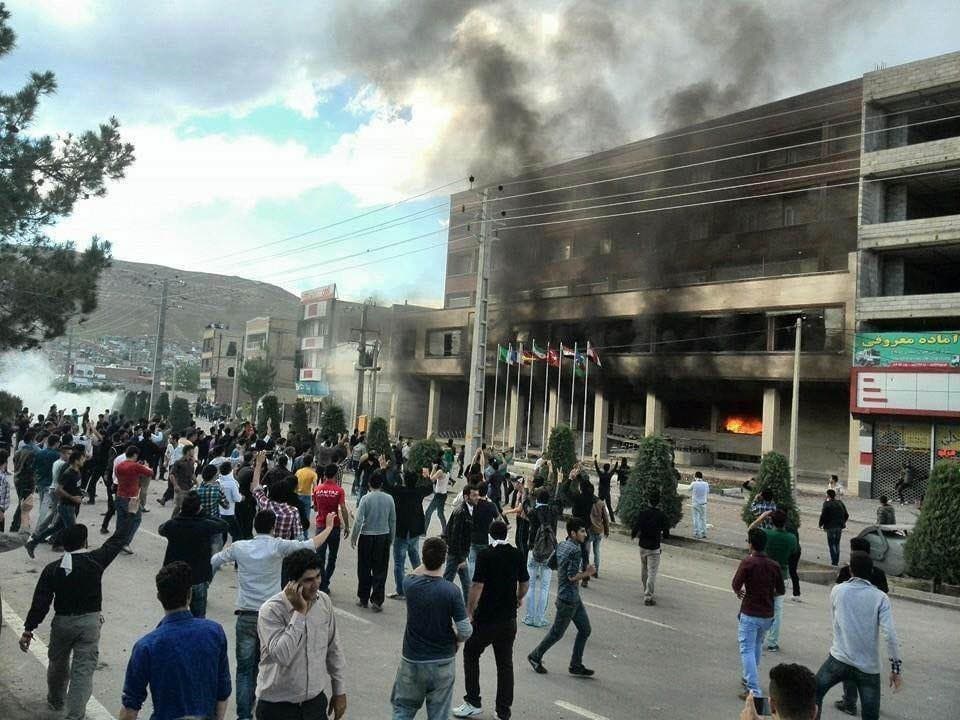 Protesters in front of Tara Hotel in Muhabat. Rudaw photo.