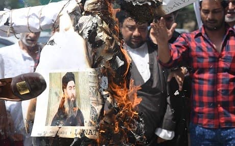 Indian Shiite Muslim demonstrators burn an effigy of the ISIS leader Abu Bakr al-Baghdadi during a protest in New Delhi on June 9, 2017. It is in protest against the ISIS-claimed twin attacks in Tehran that killed 17 people, and injured more than 40 people. Photo: AFP / Prakash Singh