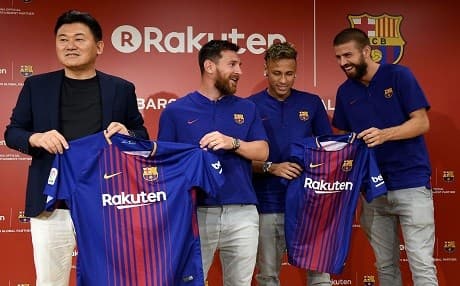 Futbolcular formaları tanıttı (Foto: AFP)