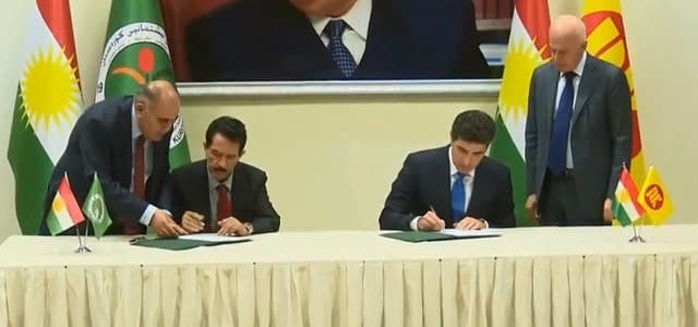 KDP deputy Nechirvan Barzani (R) and acting PUK leader Kosrat Rasul Ali sign cooperation deal in Erbil, March 4, 2019. Photo: Rudaw TV
