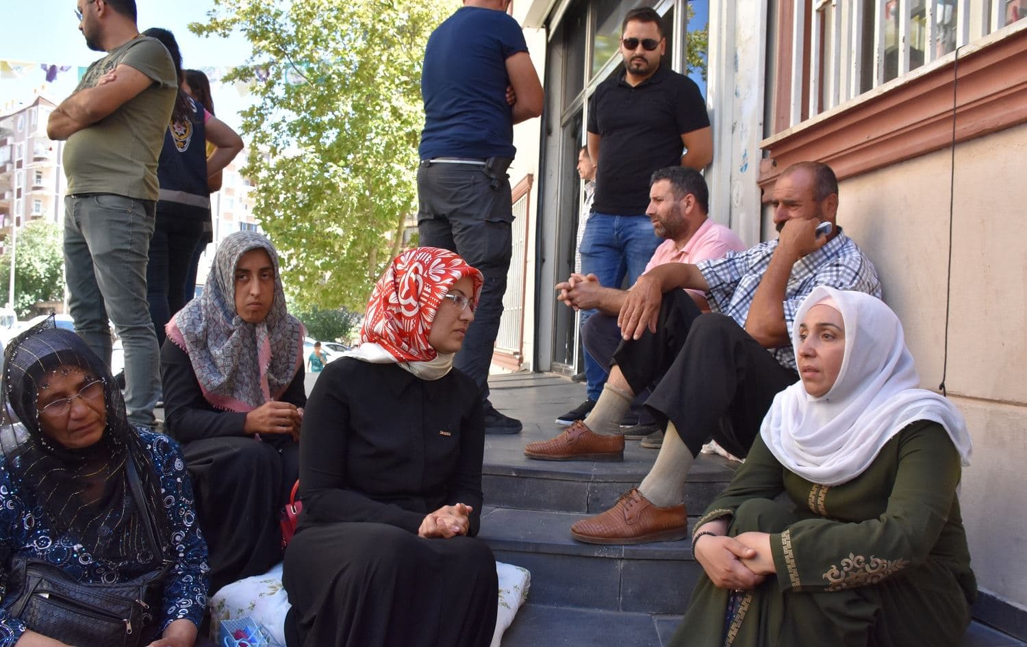 3 malbat bi hinceta ku zarokên wan tevli PKKê kirine, li ber avahiya HDPê dest bi çalakiyê kirine