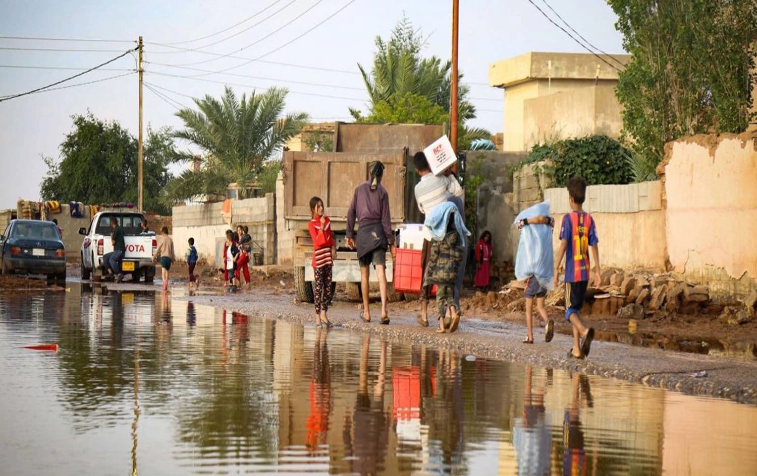 People fleeing floods in the Saladin province in May 2019. Photo: Barzani Charity Foundation