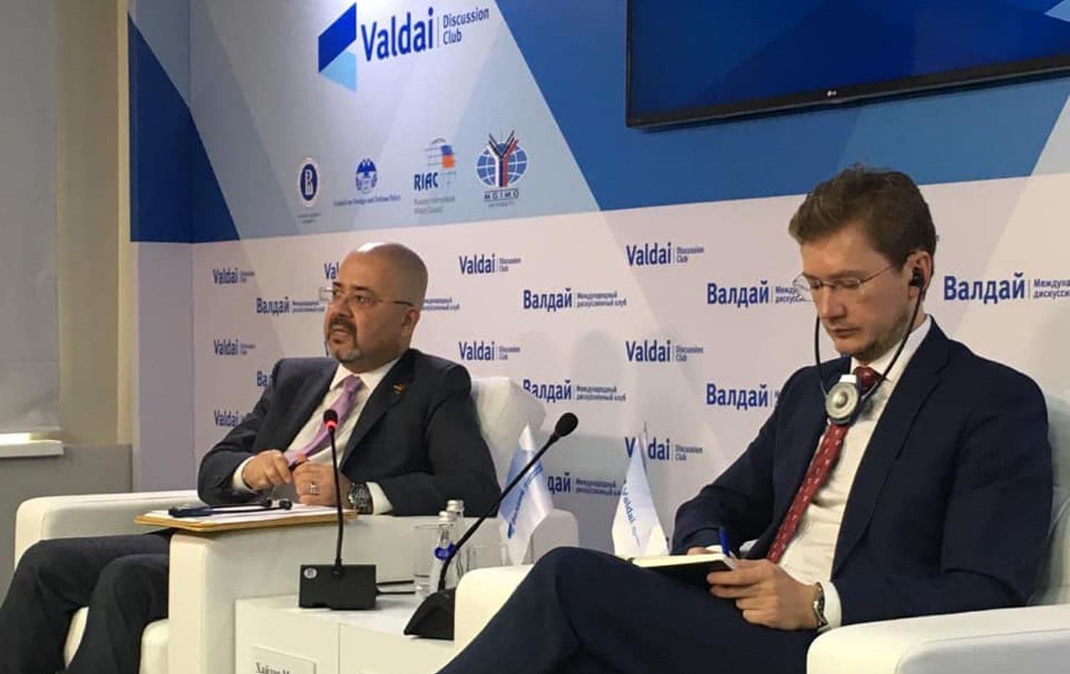 Iraqi ambassador to Russia Haidar Mansour Hadi (L) gives a lecture on Iraqi-Russian relations at the Valdai International Discussion Club in Moscow, September 19, 2019. Photo: Iraqi Ministry of Foreign Affairs