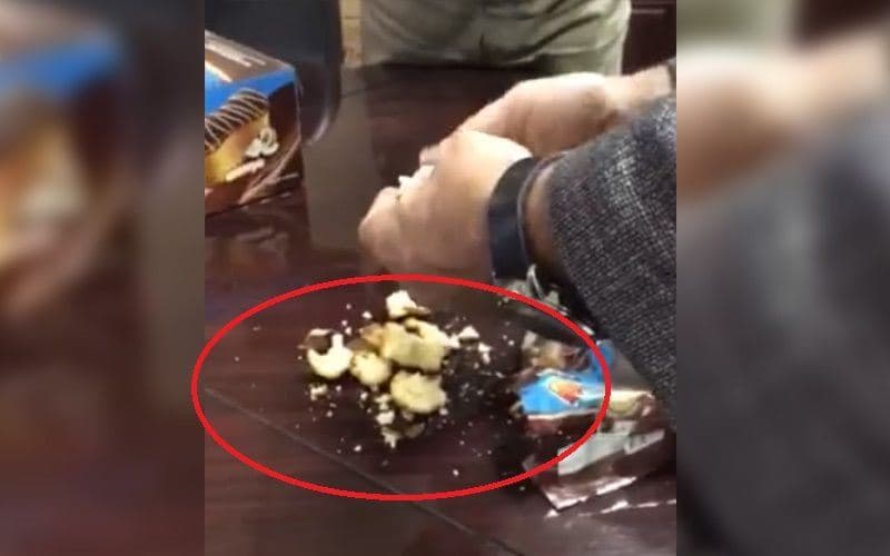 گرتەیەکی ڤیدیۆیی لە تۆڕە کۆمەڵایەتییەکان بڵاوبووەتەوە کە تێیدا دیارە "هاونیشتمانییەک کێکێک هەڵدەپچڕێ و دوو حەبی تێدا دەردەهێنێت، دواتریش دەڵێت "حەبەکان حەبی ئیفلیجین"،
