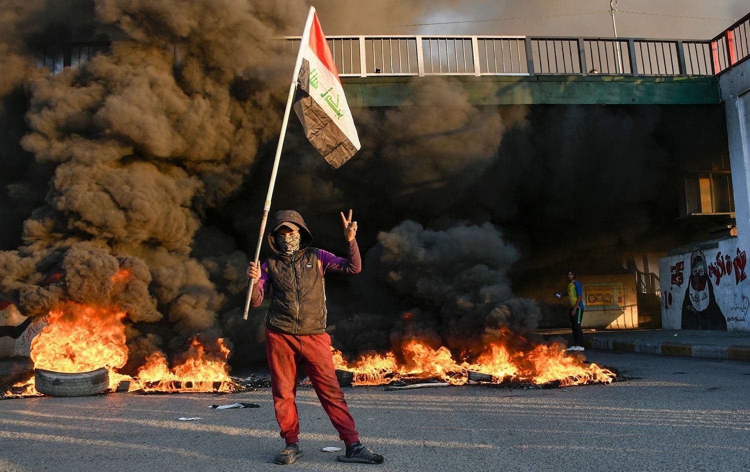 Anti-government demonstrators block a road with debris and burning tires in the city of Nasiriyah on January 19, 2020. Photo: AFP