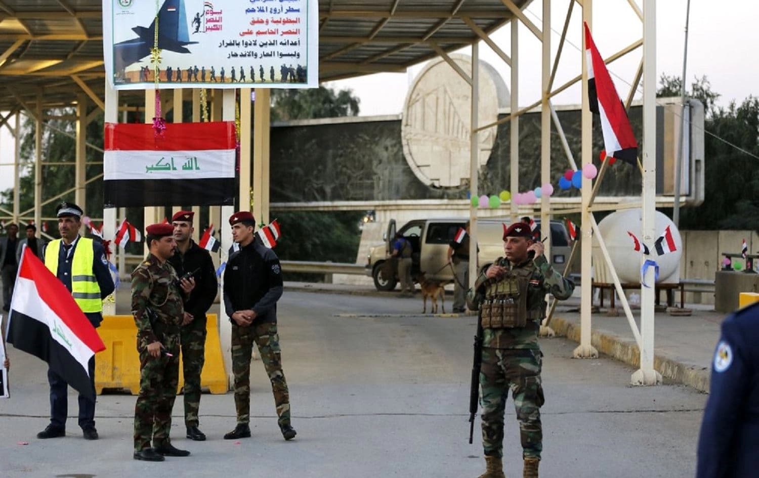 Iraqi security forces stand guard as they check motorists entering Baghdad's Green Zone on December 10, 2018. File photo: Karim Kadim / AP