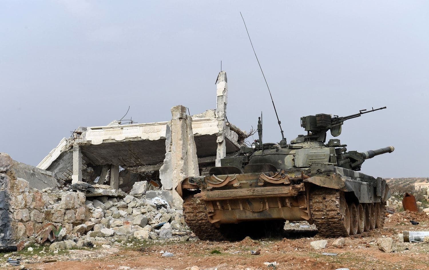 Syrian regime forces man a position on the outskirts of the town of Khan Tuman in north Syria's Aleppo province, January 29, 2020. Photo: AFP