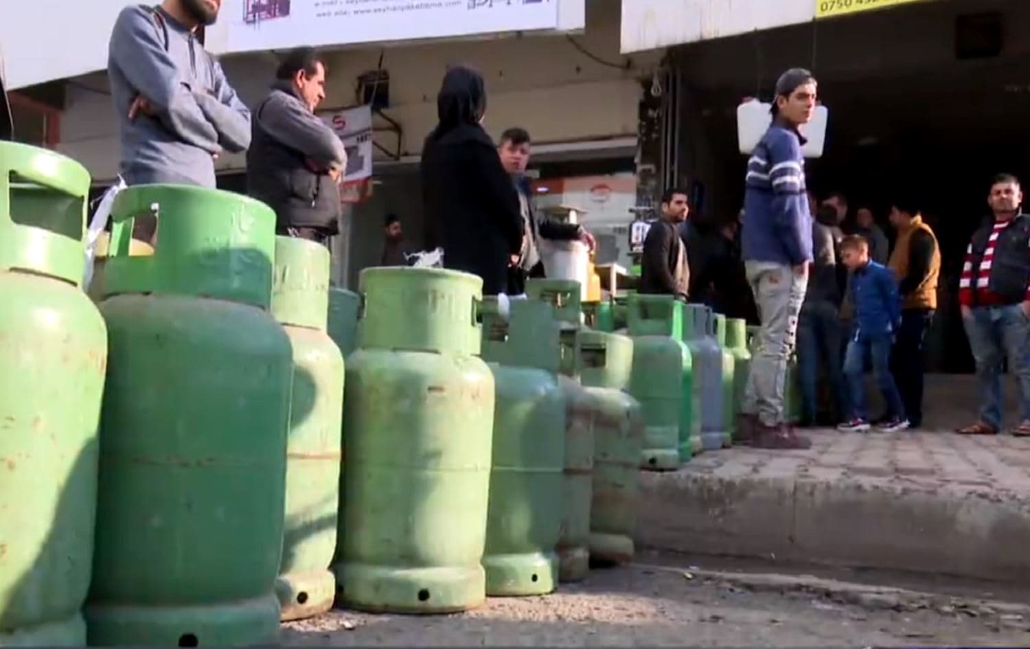 People line up to refill gas canisters used to heat their homes and cook in the Kurdistan Region capital of Erbil on January 2, 2020. Photo: Rudaw TV