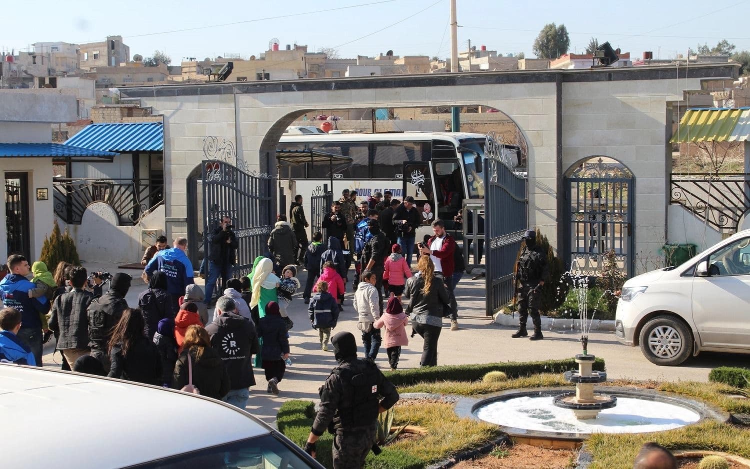 Russian children head towards a bus leaving Qamishli, northeast Syria on February 6, 2020. Photo via NES on Facebook