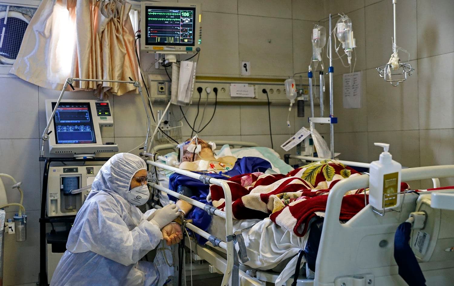 An Iranian medic treats a patient infected with the COVID-19 virus at a hospital in Tehran on March 1, 2020. Photo: Koosha Mahsid Falahi/Mizan News Agency/AFP