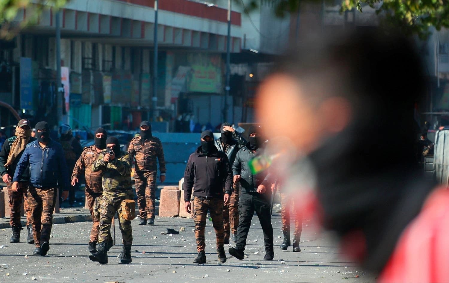 Iraqi security forces try to disperse anti-government protesters during clashes in downtown Baghdad, Iraq, Jan. 27, 2020. Photo: Hadi Mizban/ AFP