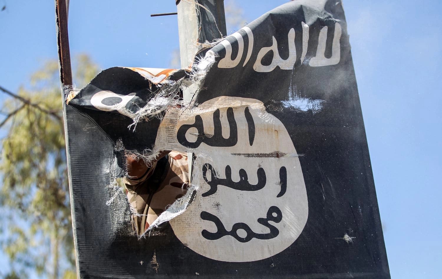 A sign bearing the icon of the Islamic State group (ISIS), Tal Afar, Iraq. File photo: Ahmad Al-Rubaye / AFP