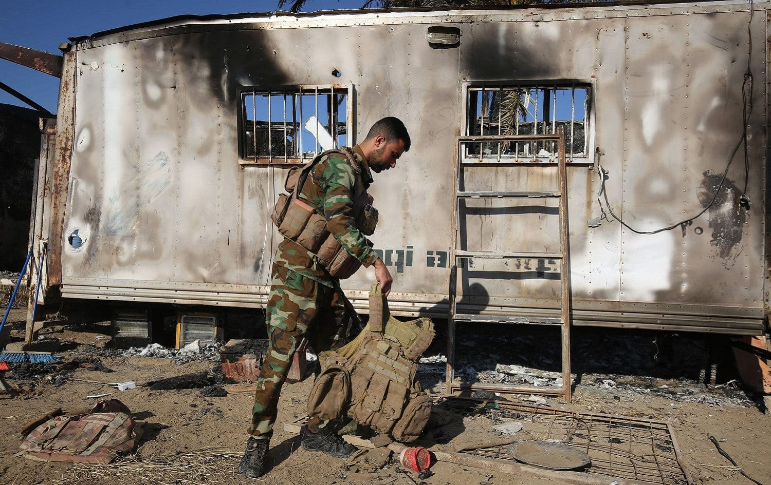 A PMF militiaman inspects the site of ISIS attack in Iraq’s Mukaishefah, Saladin province, May 3, 2020. Photo: Ahmad al-Rubaye / AFP