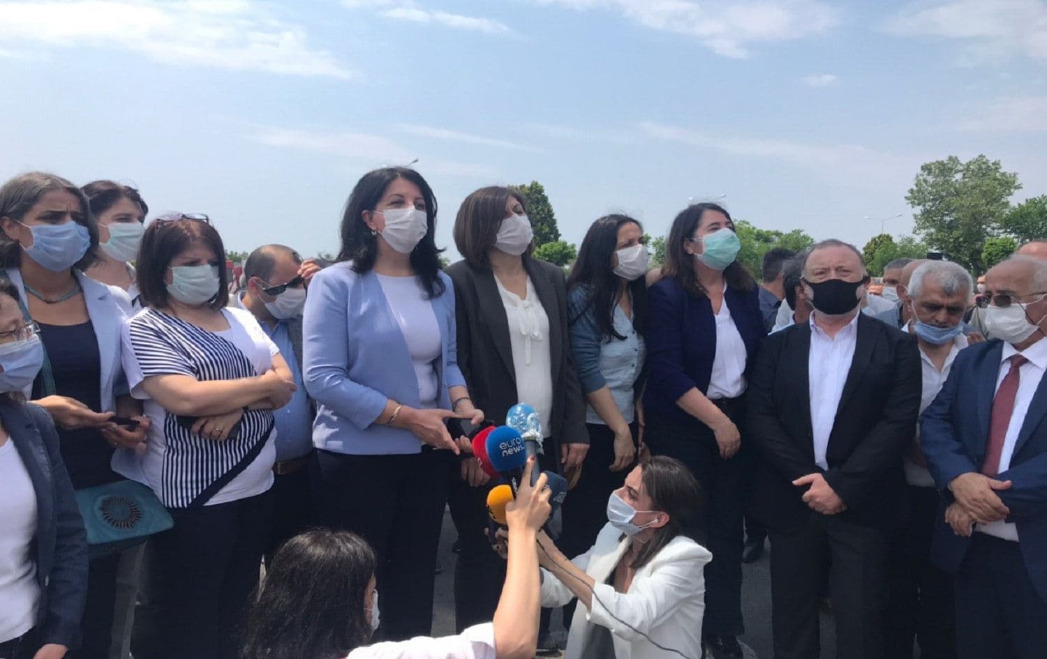 HDP co-chair Pervin Buldan gives a press conference in front of Edirne prison. June 15, 2020. Photo: Fatma Kurtualan/HDP.