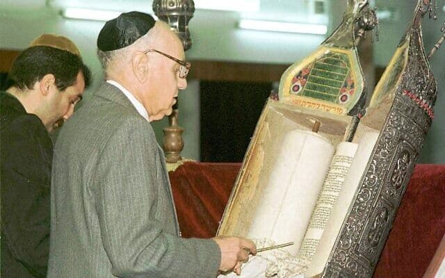 Worshipper Tawfiq Safeer prepares for prayer in Baghdad's Meir Tweig synagogue on March 21, 1998. File photo: Jassim Mohammed / AP