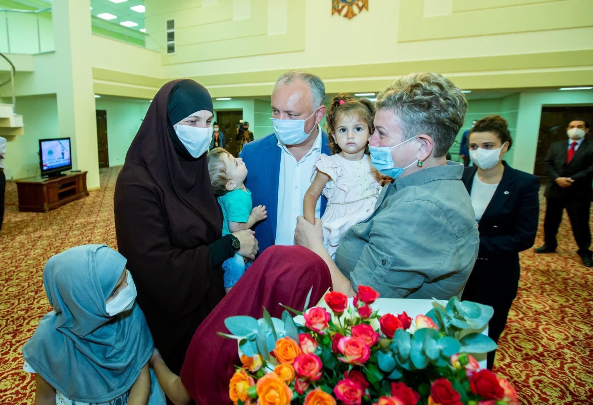 President of Moldova Igor Dodon receives Barkal and her children at Chisinau airport on July 17, 2020. Photo via Twitter