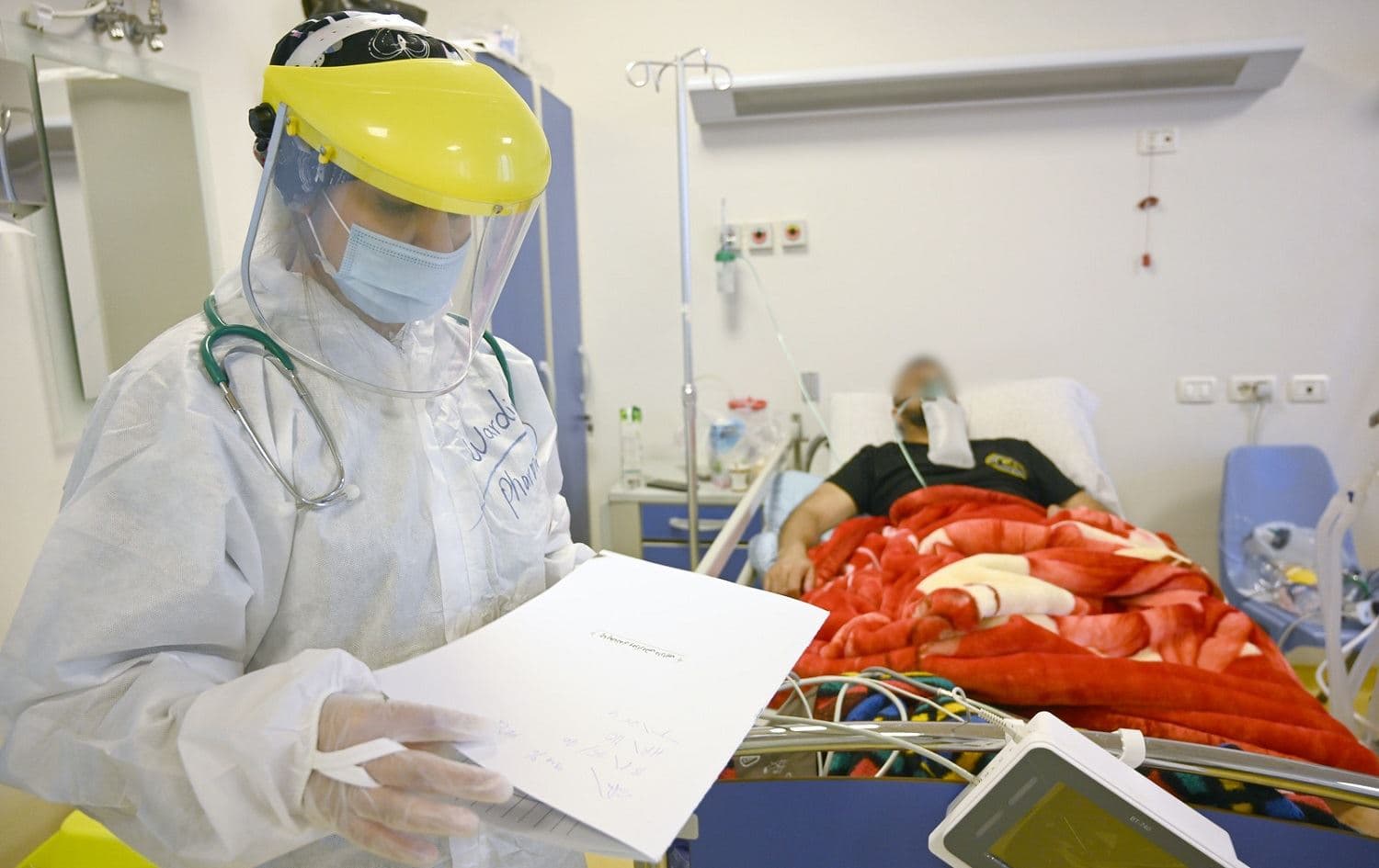 A health professional checks on a patient in a hospital ward dedicated to people with coronavirus. File photo: Bilind T. Abdullah/Rudaw