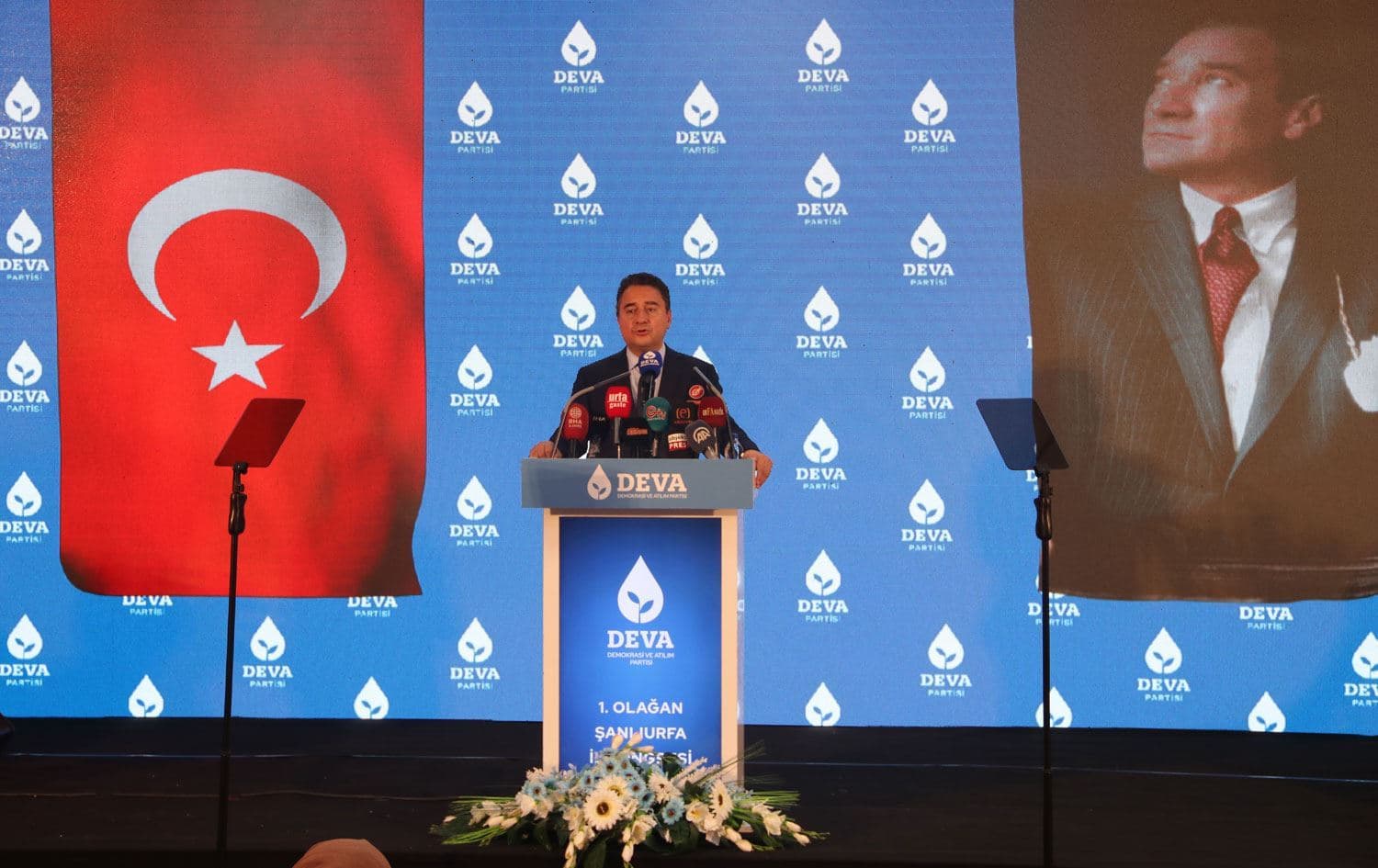 Alî Babacan di kongreya rêxistinên Partiya DEVAyê de li Riha ya Bakurê Kurdistanê.