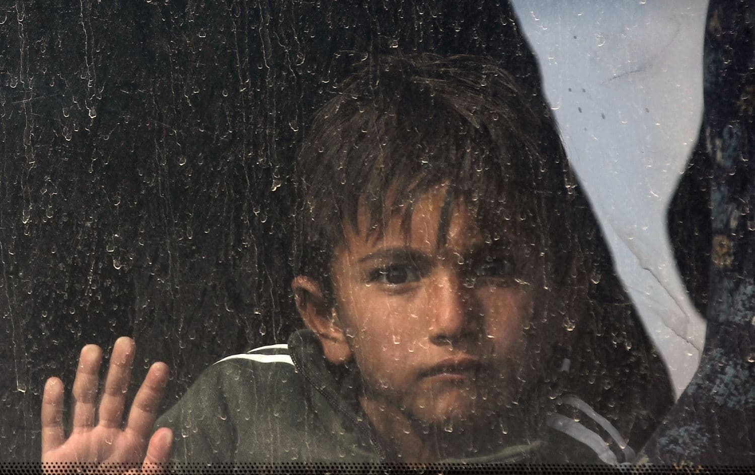 An Iraqi boy sits in a bus transporting displaced families from the displaced persons camp in Habbaniyah in Iraq's Anbar province on November 10, 2020. Photo: Ahmad al-Rubaye/AFP