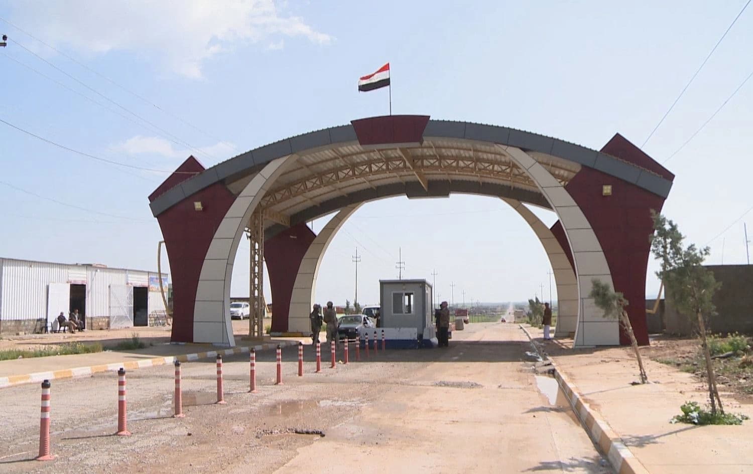 An Iraqi flag flies above a checkpoint in the Shingal district on November 27, 2020. Photo: Rudaw