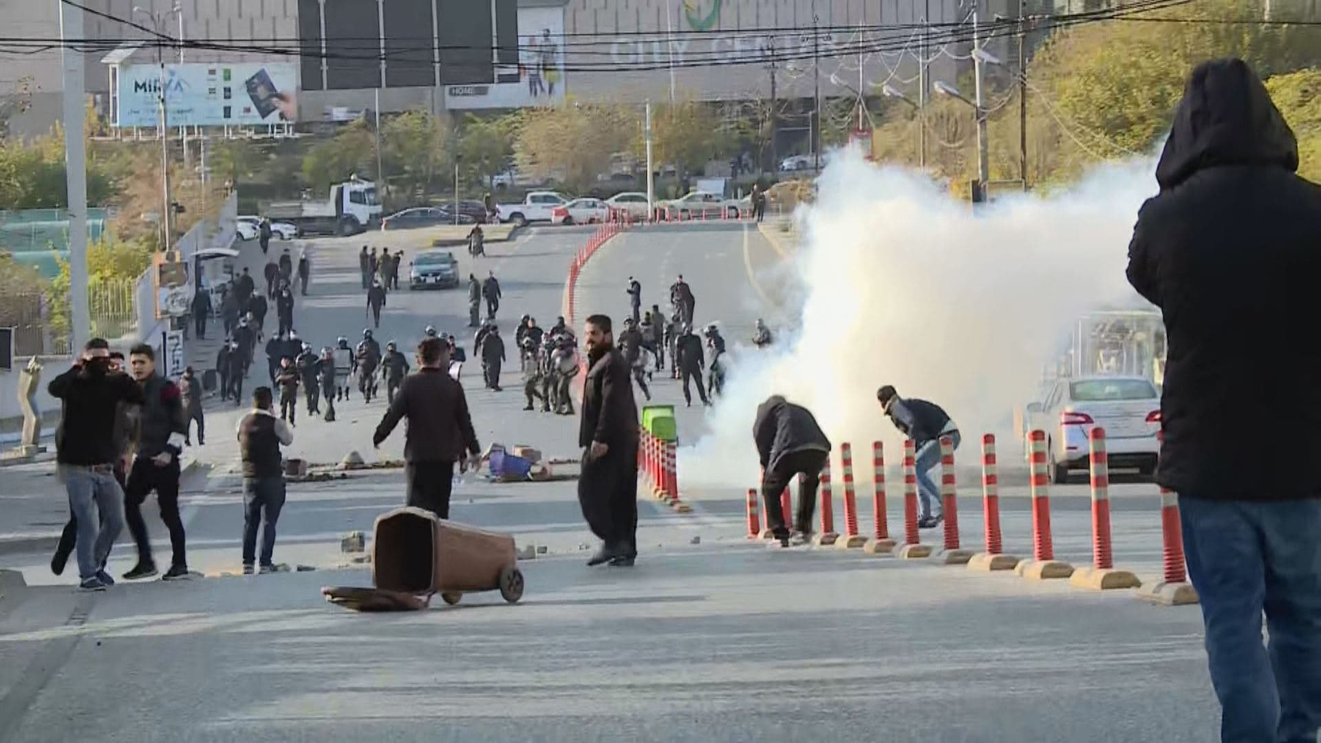 رووبەڕووبوونەوەی خۆپێشاندەران و هێزە ئەمنییەکان. وێنە: رووداو
