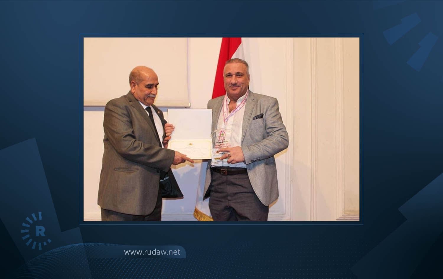 Dhafer Fuad Eliyahu (right) receives a certificate from al-Wasiti hospital in March 2019. Photo: Al-Wasiti Hospital/Facebook