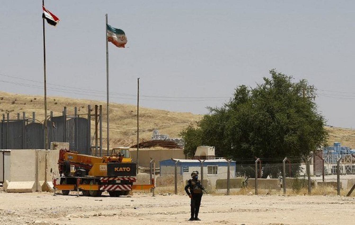 A member of Iraq's security forces stands guard on the Iraqi side of the Mandali border crossing on July 11, 2020. Photo: AFP