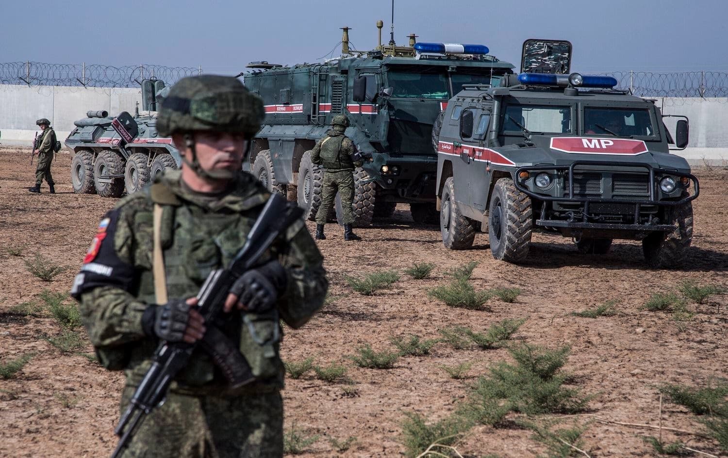 Russian and Turkish soldiers patrol near the town of Darbisiyah (Derbisiye) in 2019. File photo: Baderkhan Amhad/AFP