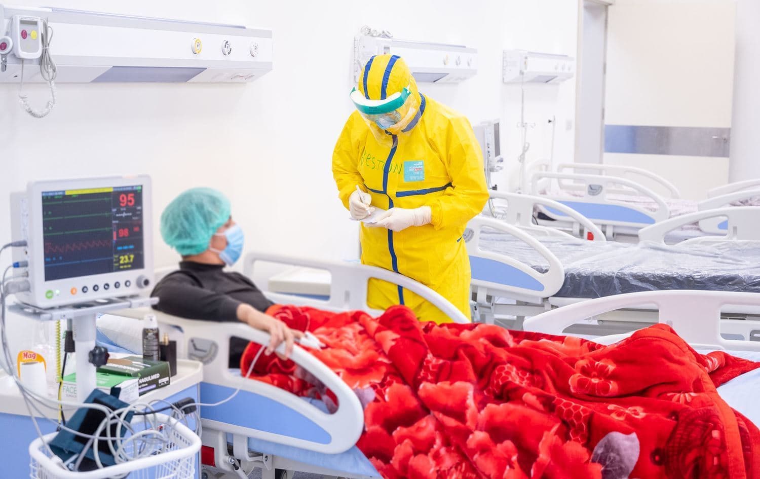 A COVID-19 patient at Erbil's Peshmerga hospital on April 11, 2020. Photo: Bilind T. Abdullah/Rudaw