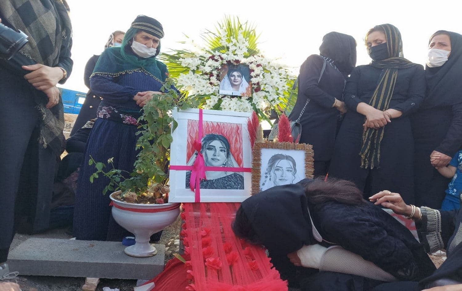 Gulala Shekhi’s relatives visiting her grave in Saqqez on July 19, 2021. Photo: Jabar Dastbaz/Rudaw