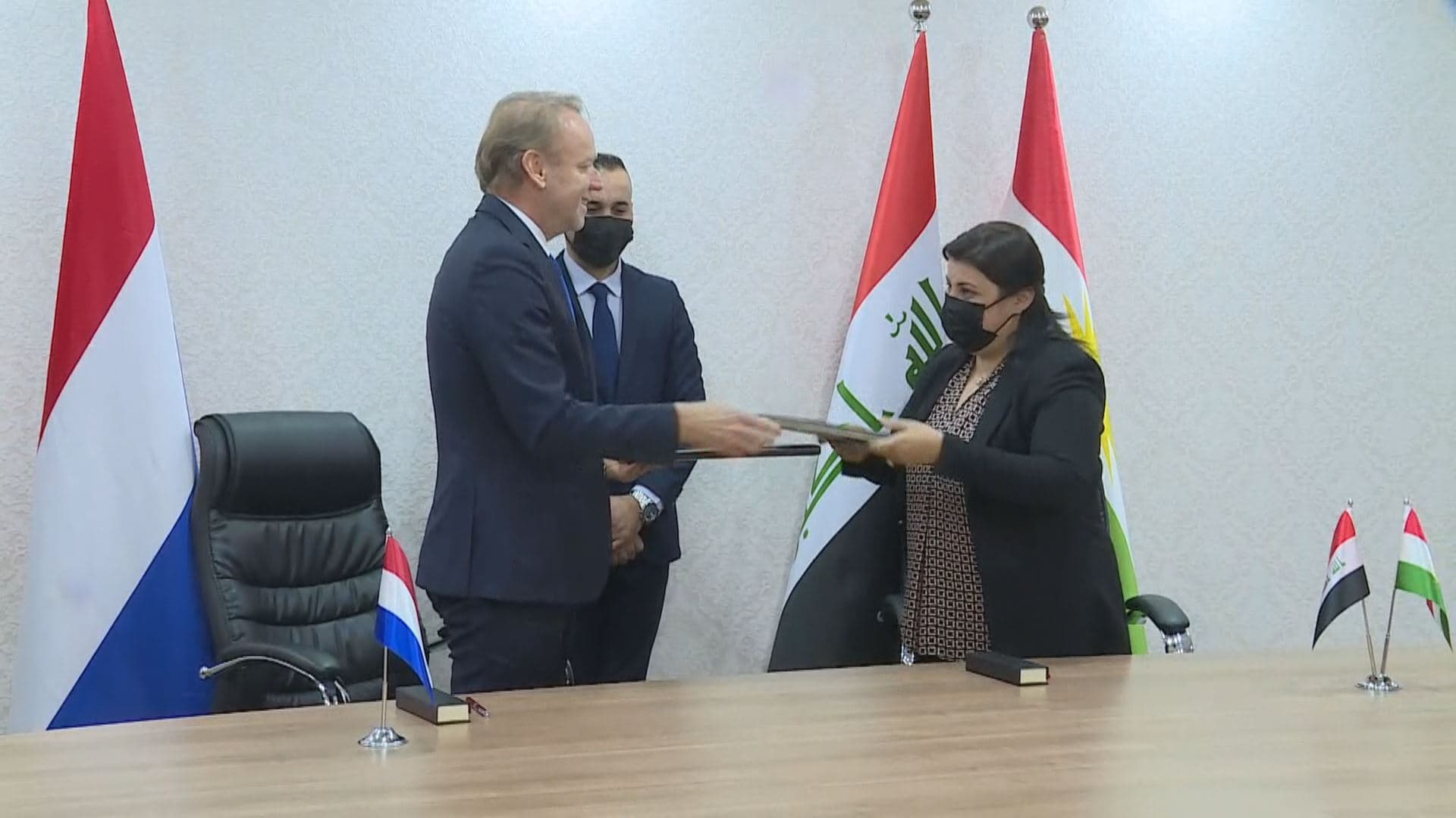 Dutch Consul-General Hans Akerboom (left) and Kurdistan Region's Minister of Agriculture and Water Resources, Begard Talabani (right) sign an MoU on July 25, 2021. Photo: screenshot