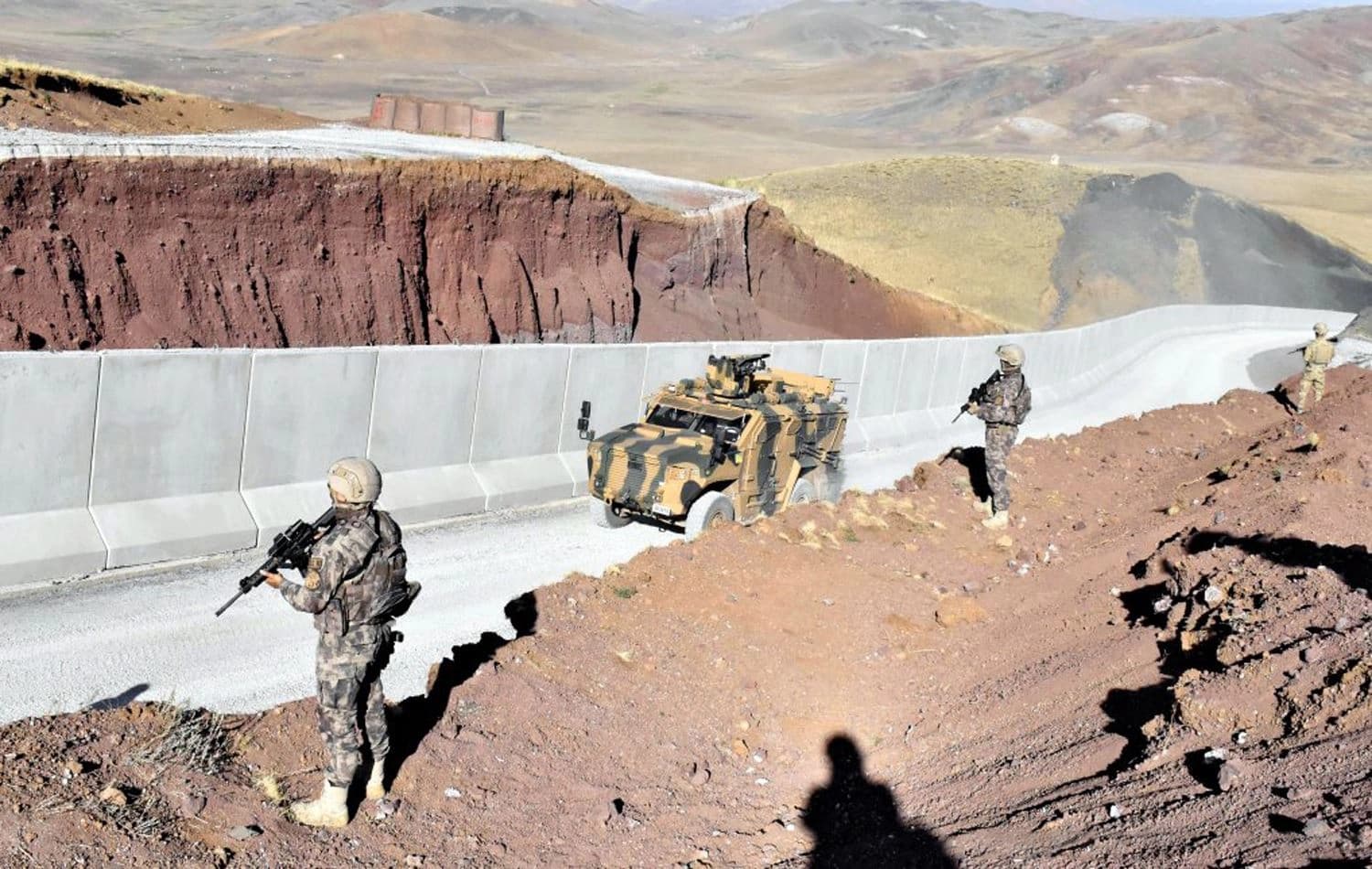 The Turkish government builds a wall along the border between Turkey and Iran following the takeover of Afghanistan by the Taliban, August 31, 2021. File Photo: AFP