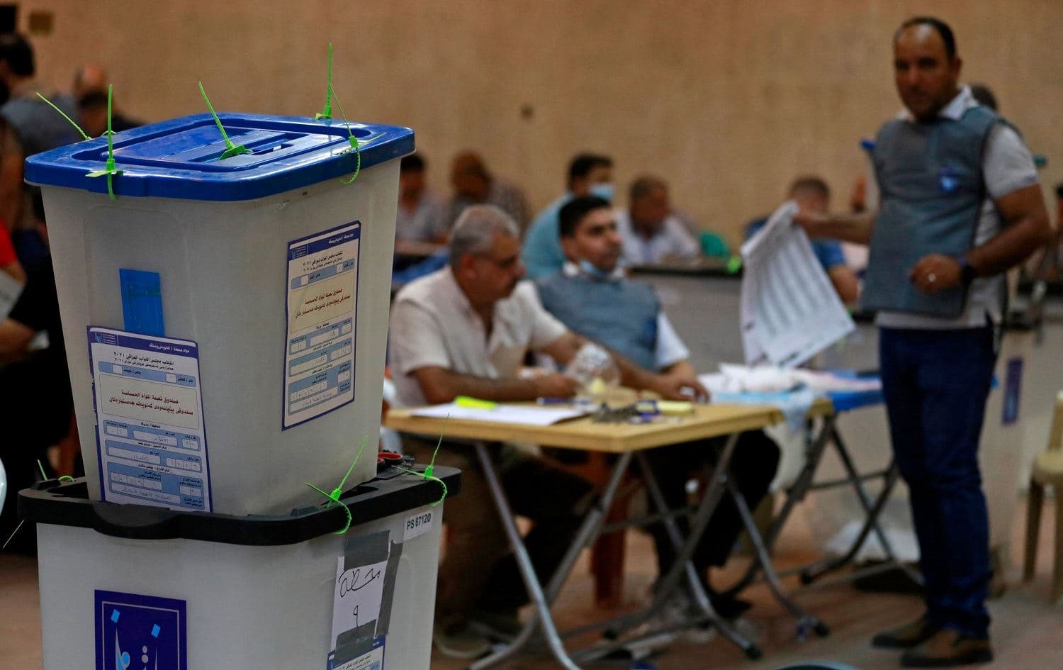 Employees of Iraq's Independent High Electoral Commission conduct a manual count of votes following the parliamentary elections in Baghdad's Green Zone area on October 13, 2021. Photo: Ahmad al-Rubaye/AFP
