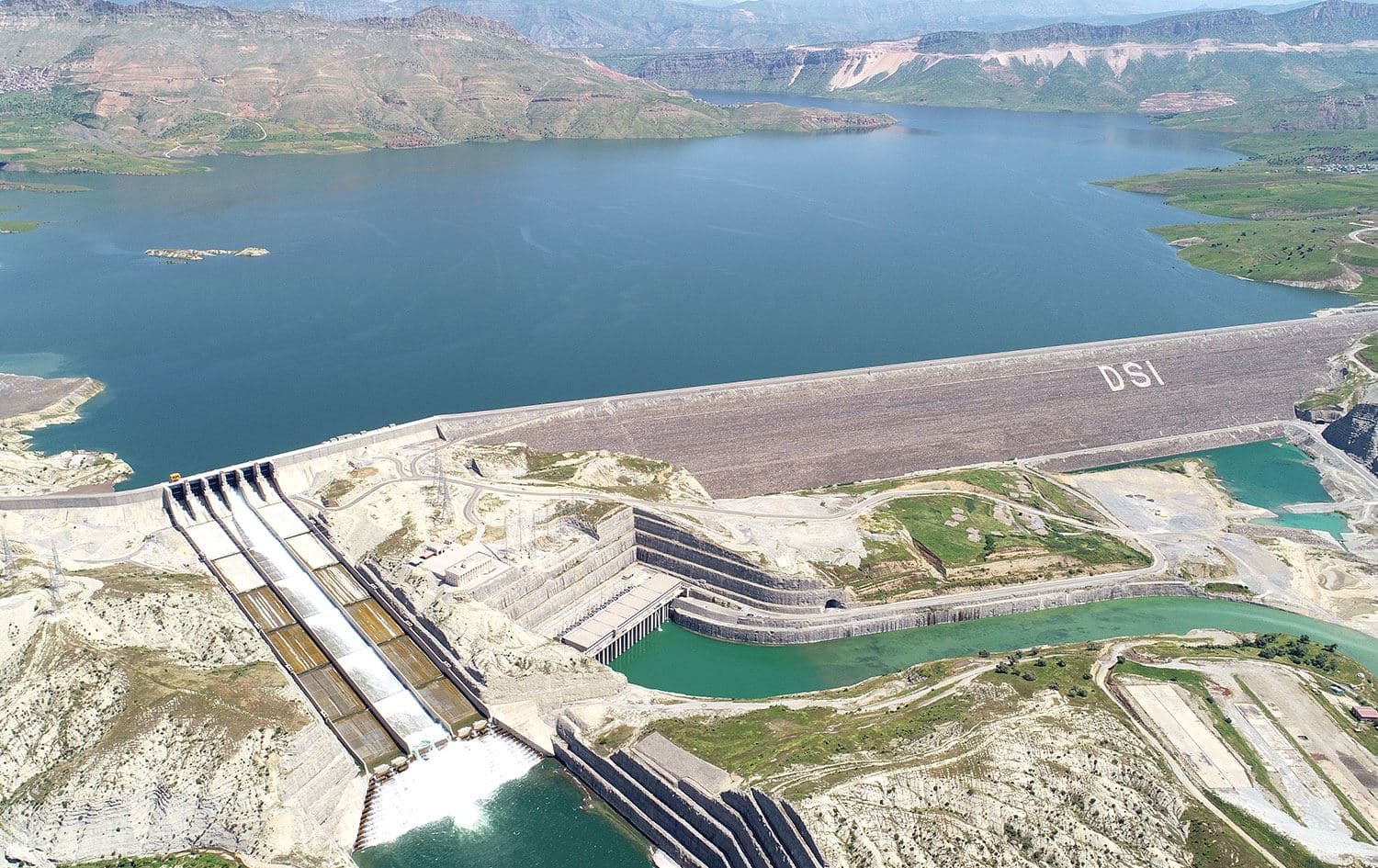 Dicle Nehri üzerinde kurulan "Ilısu Prof. Dr. Veysel Eroğlu Barajı", Dargeçit ilçesinin 15 kilometre doğusunda yer alıyor.
