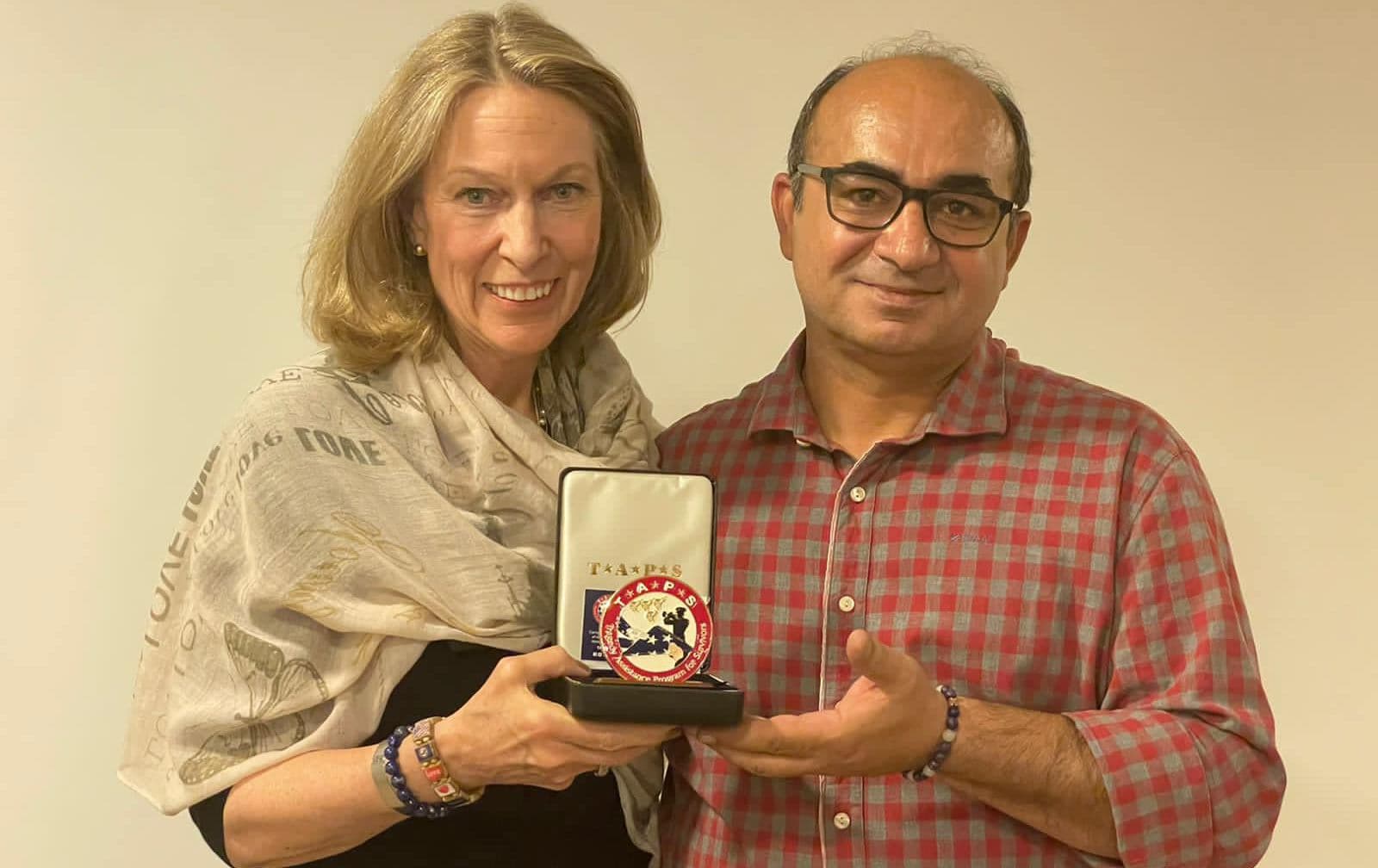 یونس محەممەد لە کاتی رێزلێنانی لەلایەن بۆنی کەڕۆڵ، سەرۆکی دامەزراوەی تاپس