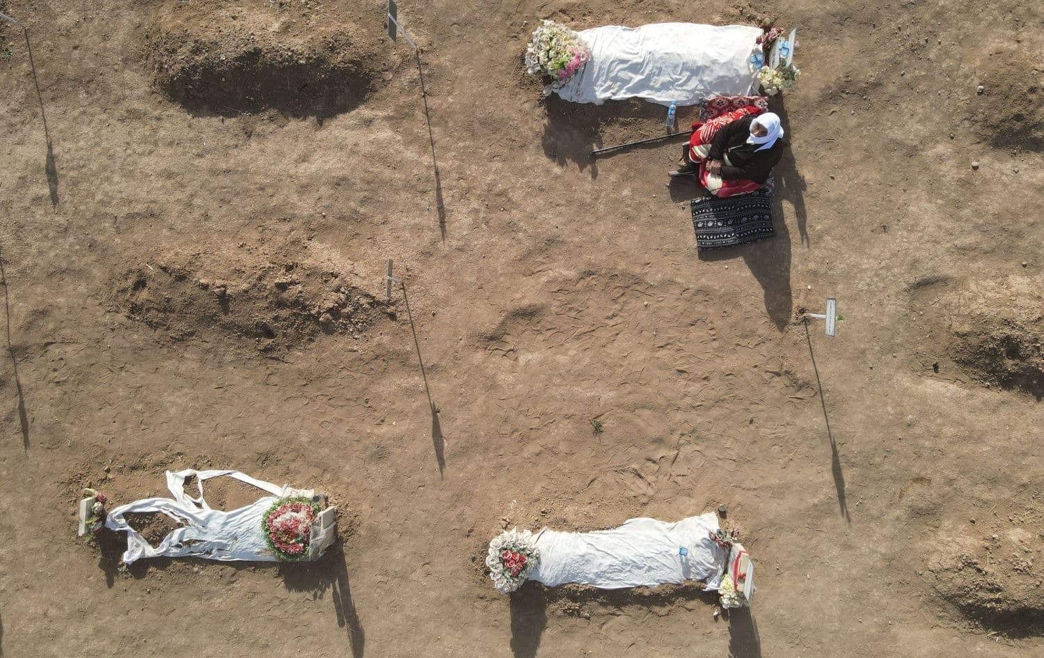 Yazidi families mourn the loss of their loved ones in a mass funeral in Kocho held on December 9, 2021. Photo: AFP