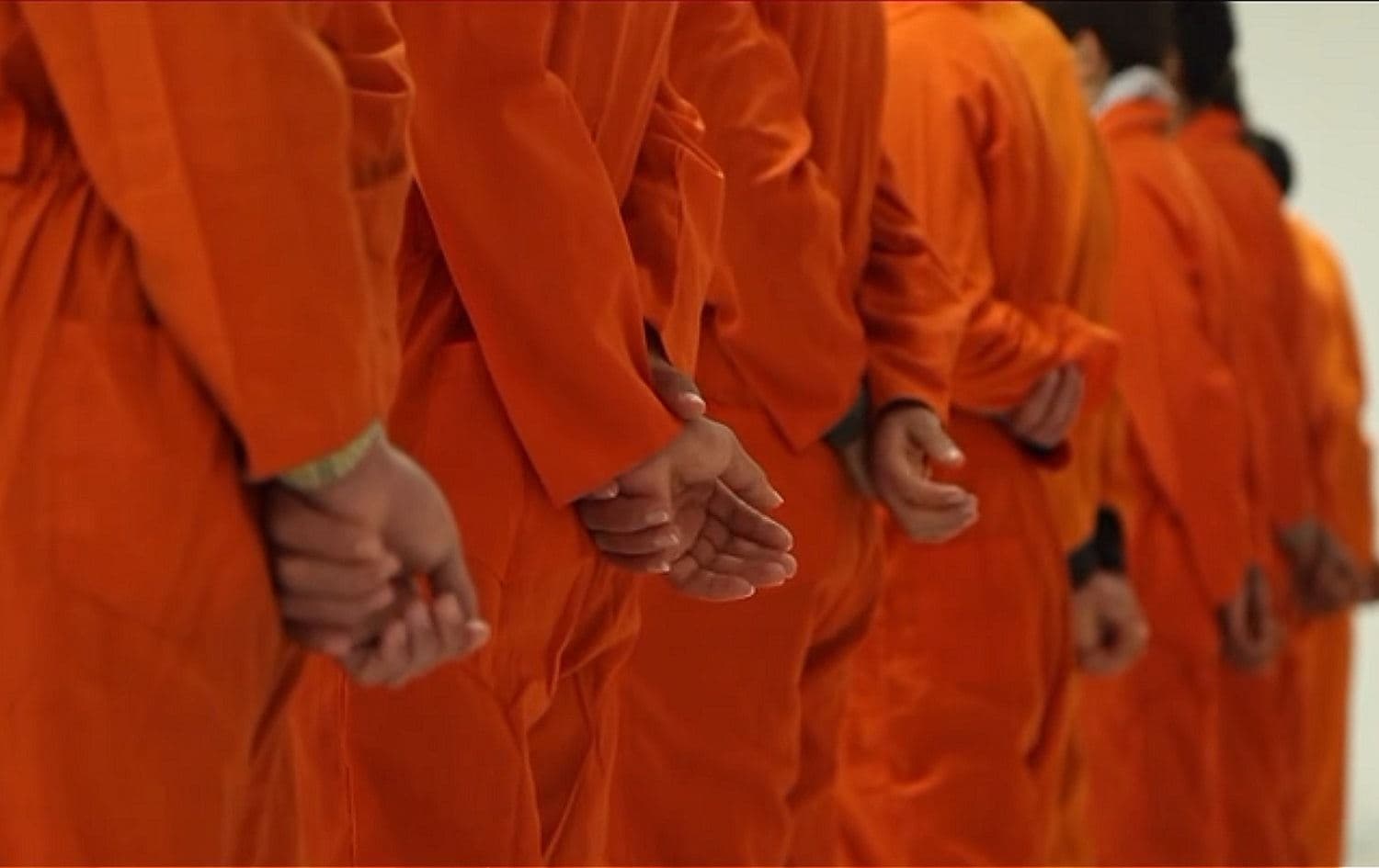 Eighteen protestors arrested by Sulaimani security forces for damaging public property during large-scale demonstrations appeared in orange jumpsuits. Photo: screenshot/Sulaimani security directorate