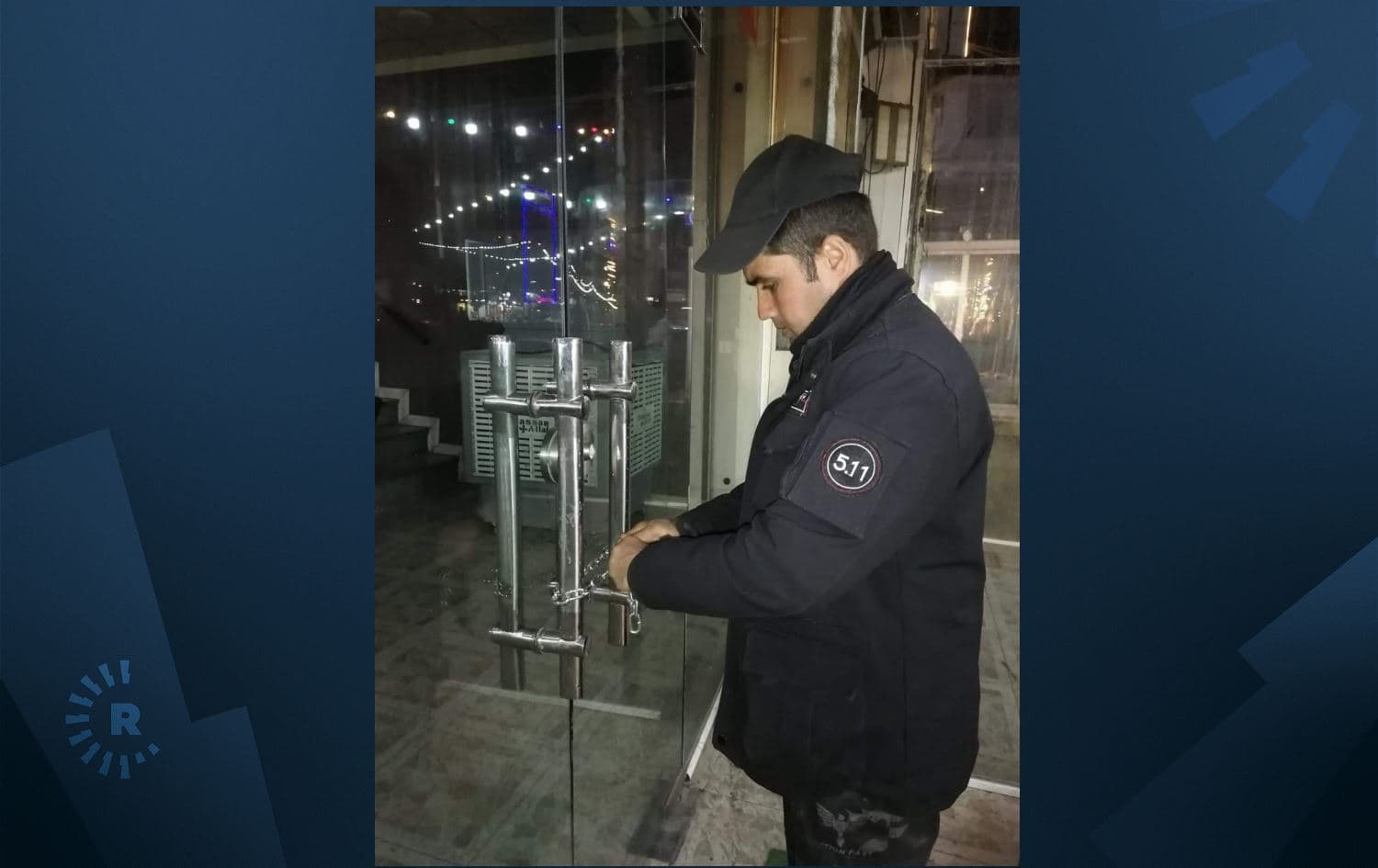 Police lock the gate of a business in Erbil for lacking health conditions on March 16, 2022. Photo: Erbil mayor's office