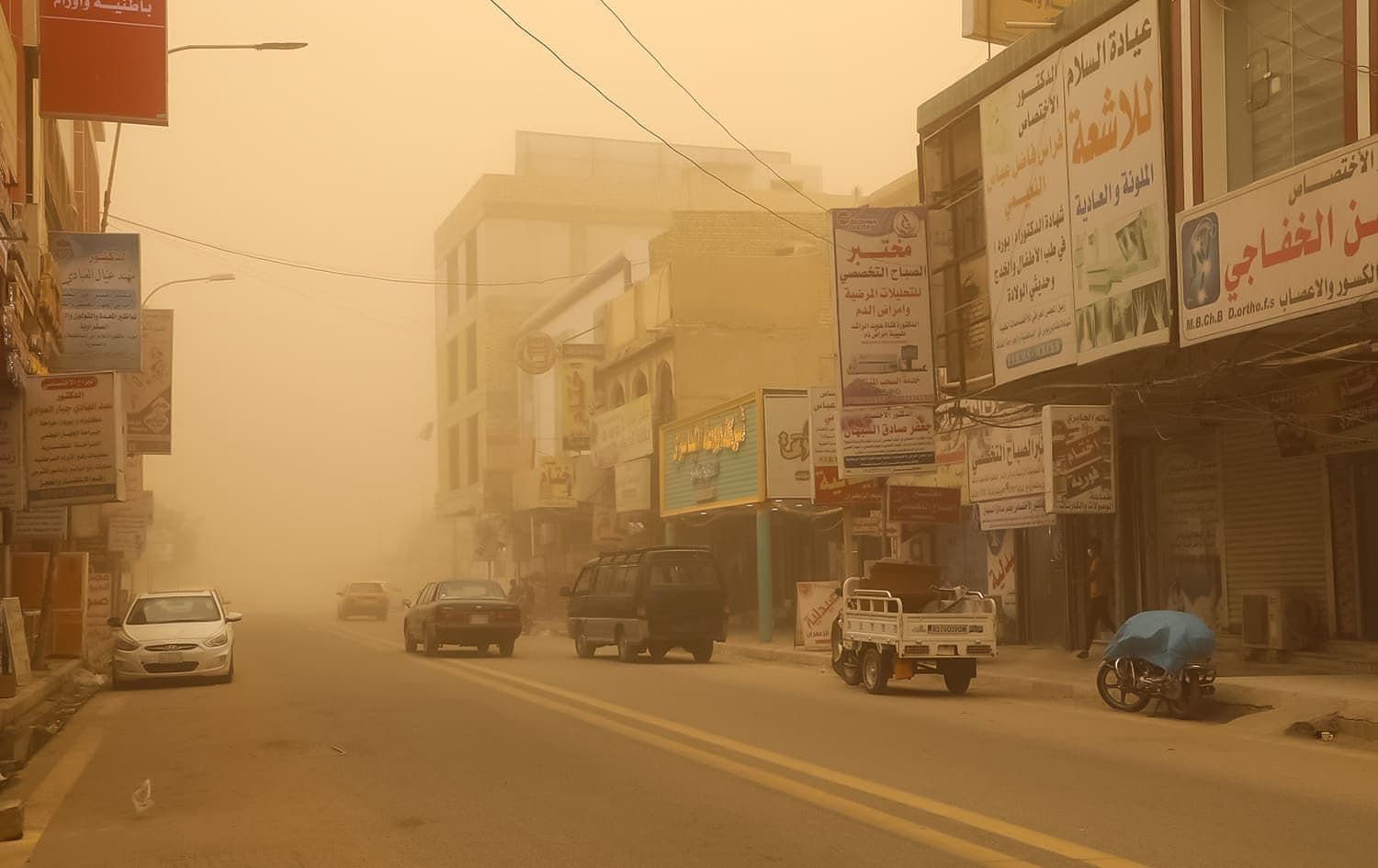 Dust storm in Iraq's city of Nasiriyah in the southern Dhi Qar province, on April 9, 2022. Photo: AFP